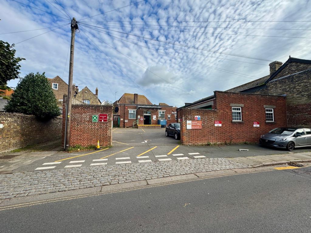 Lot: 44381 - TO BE OFFERED IN OUR DECEMBER AUCTION UNLESS SOLD PRIOR FREEHOLD PREMISES IN CENTRAL LOCATION WITH PARKING - Rear of property